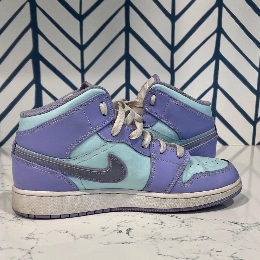 Jordan 1 Mid Purple Pulse size 6